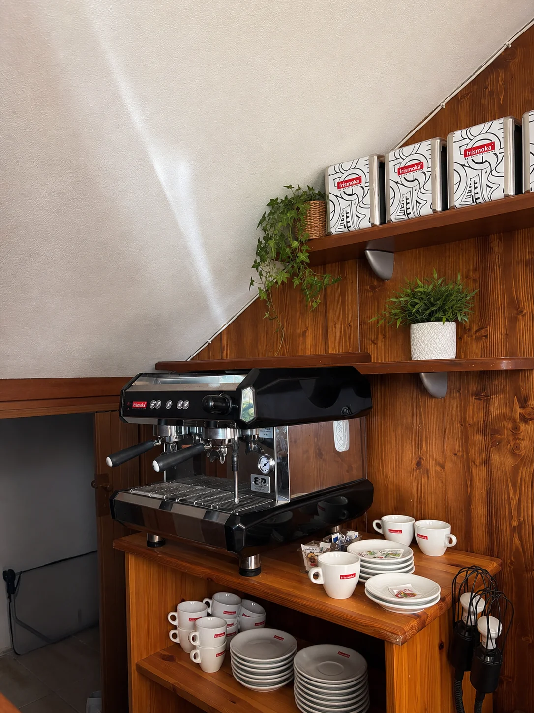 Macchina del caffè nella sala colazione