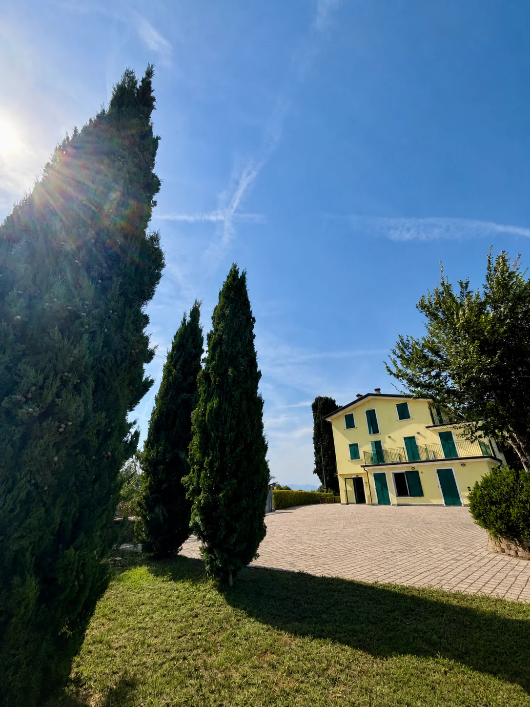 Facciata dell'Albergo 4 Pini tra i cipressi