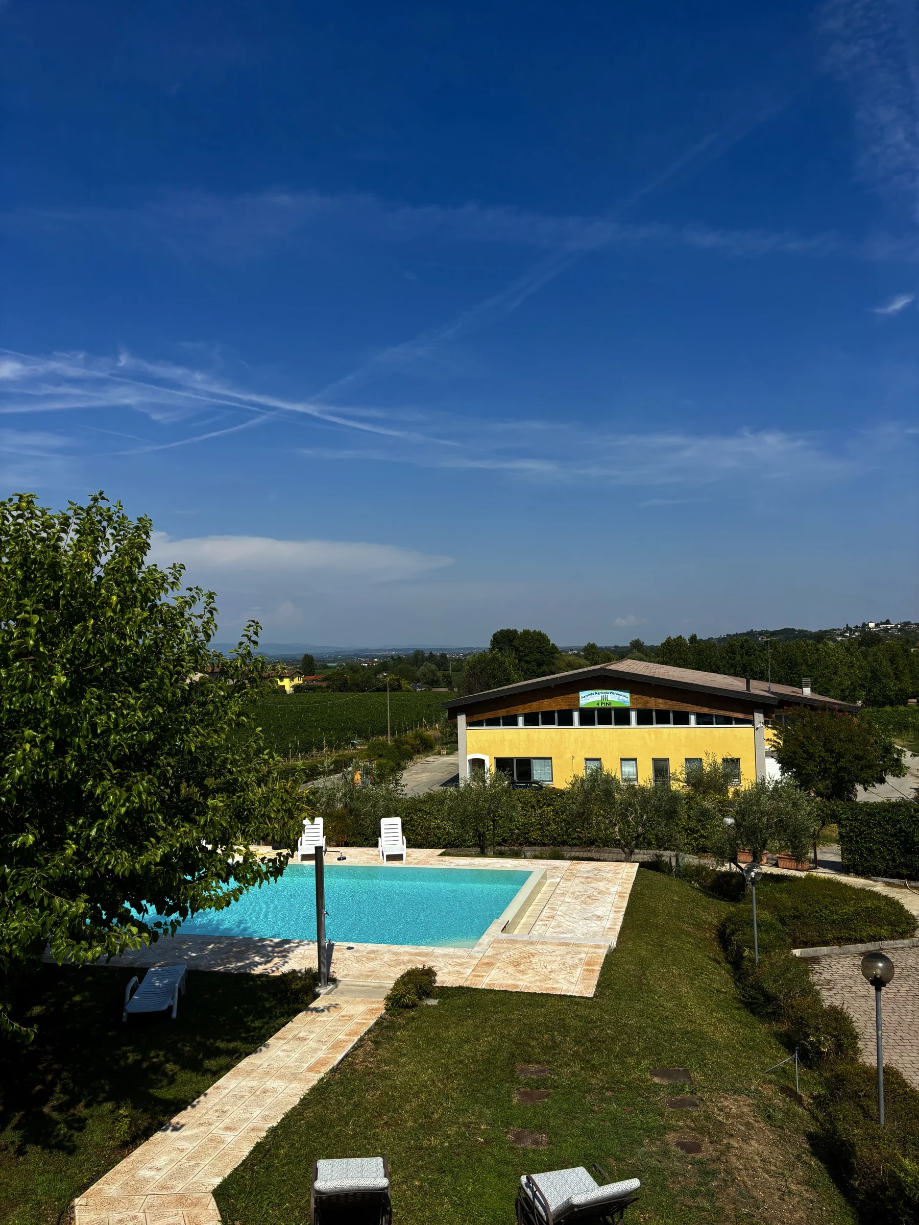 Albergo e piscina immersi nel verde