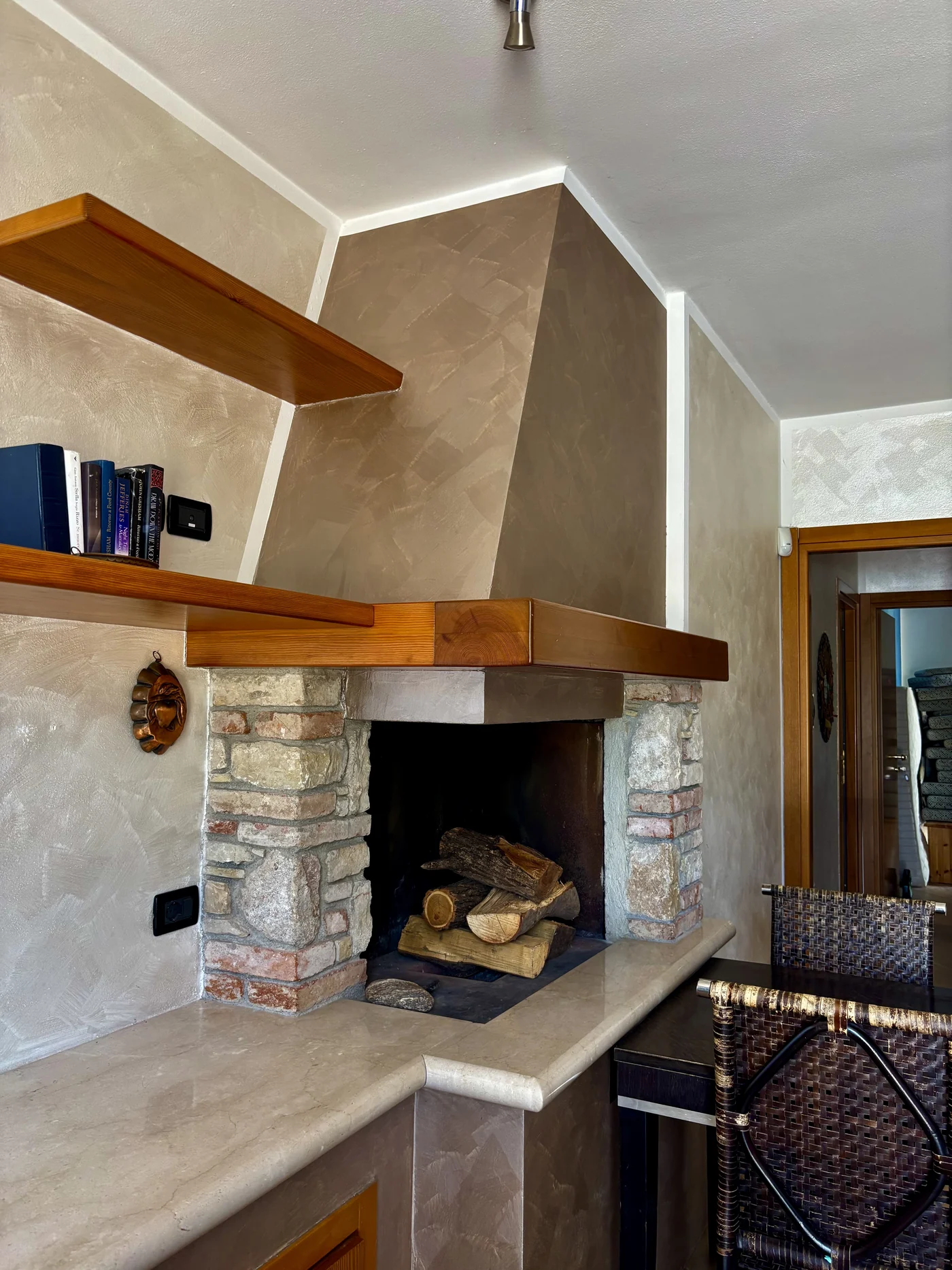 Sala comune con camino in pietra