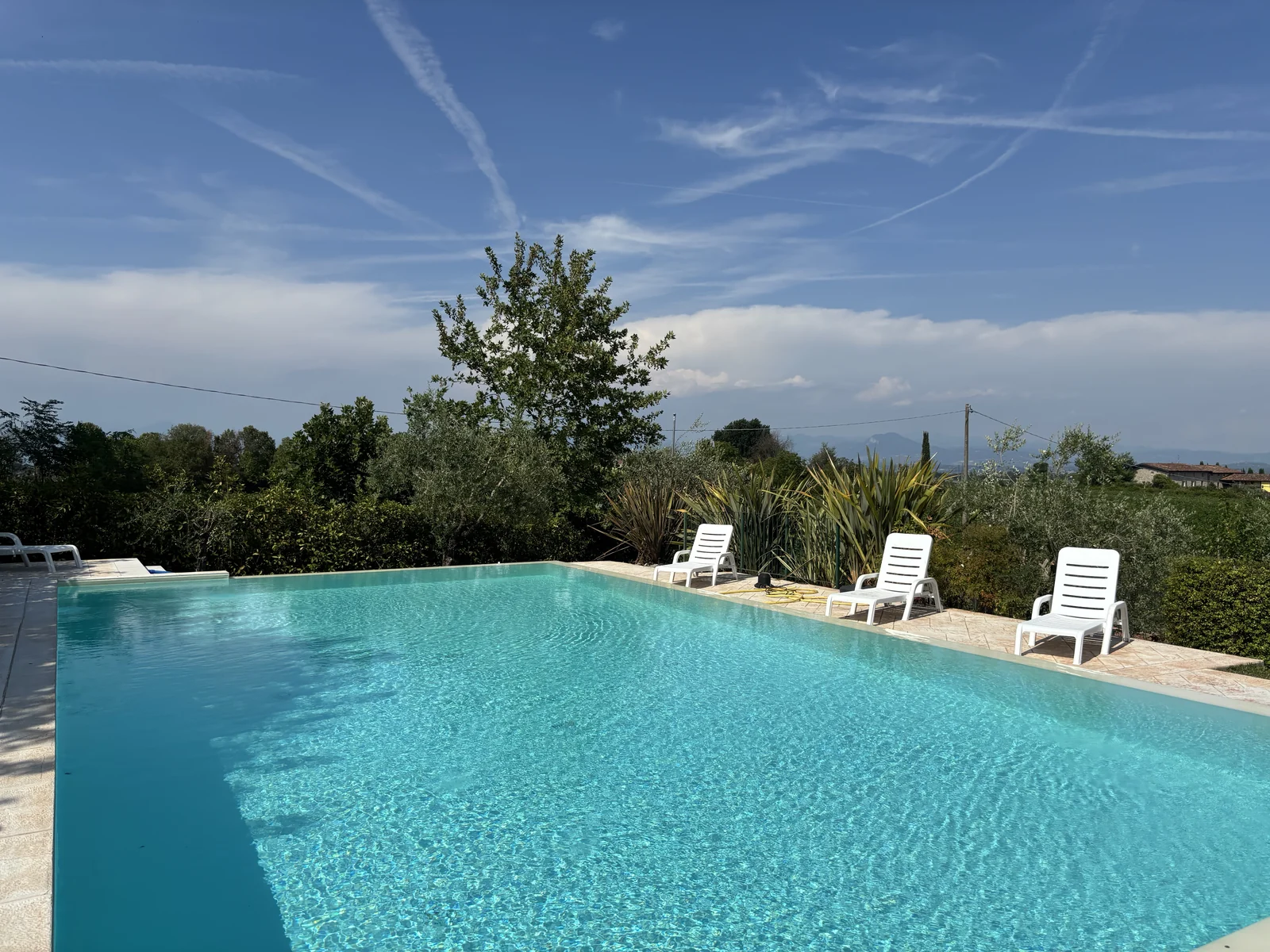 Piscina dell'albergo circondata dal verde